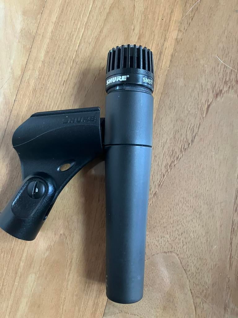 Shure SM57 incl. klem., Ophalen of Verzenden, Zo goed als nieuw, Instrumentmicrofoon