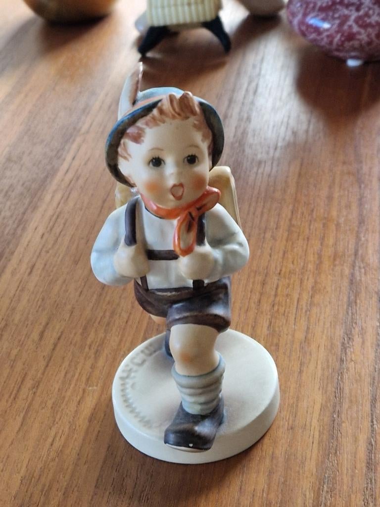 Hummel Beeldje"Young Boy Student"Nr 822/0.Jaren 80, Ophalen of Verzenden, Zo goed als nieuw, Hummel