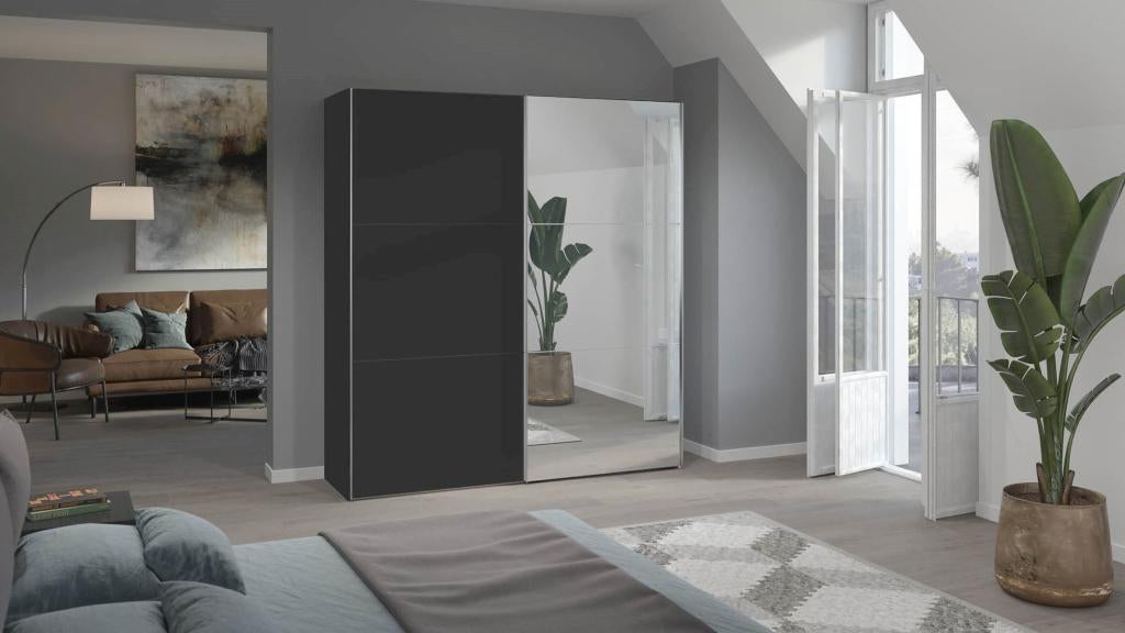 Schuifdeurkast Jutzler zwart – met spiegel & extra planken, Ophalen, Met deur(en), 200 cm of meer, Zo goed als nieuw