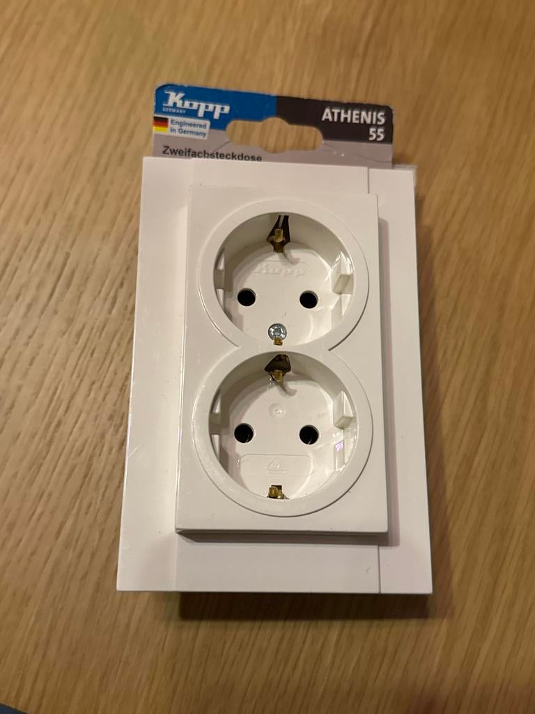 Kopp Athenis 55 Dubbel Stopcontact - Nieuw in Verpakking, Doe-het-zelf en Verbouw, Elektra en Kabels, Ophalen of Verzenden, Nieuw