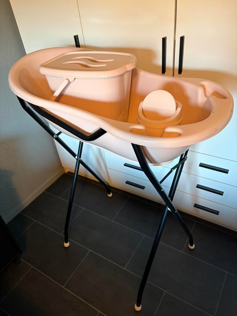 Set Baby badje met standaard,  emmer met deksel! BabyRoze, Ophalen, Zo goed als nieuw, Badje, Standaard