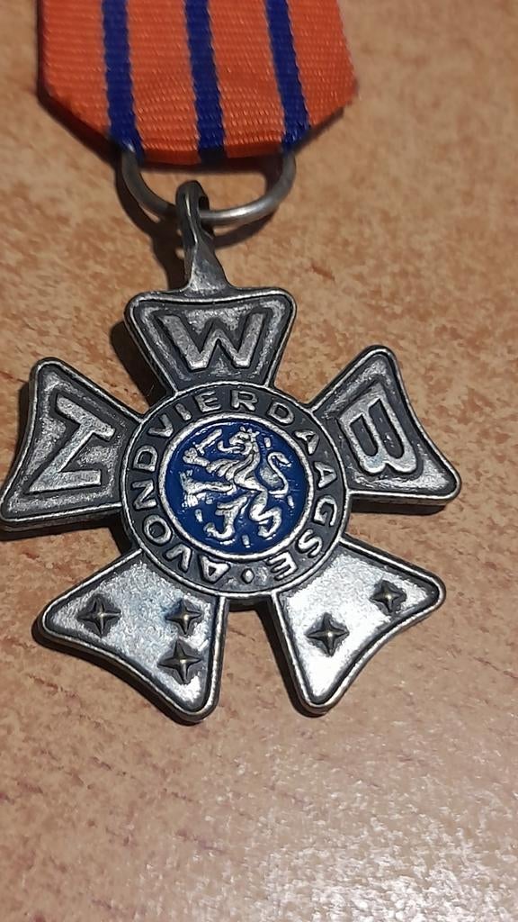 Zilverkleurig Vierdaagse kruisje met lintje, Verzenden