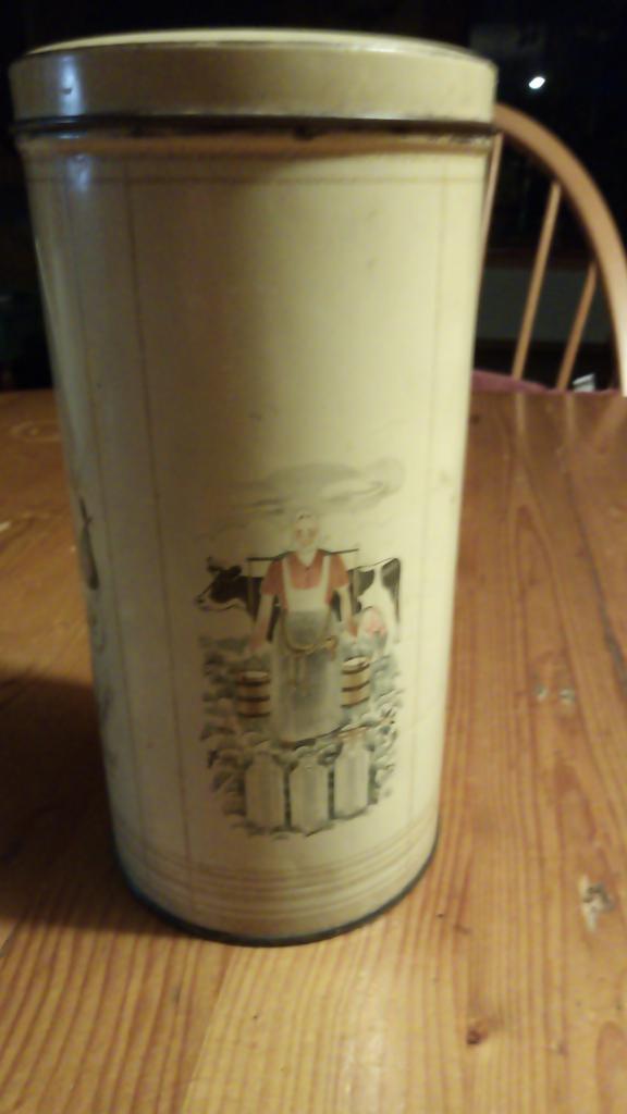 Oude voorraadbus met boerderijtaferelen, Ophalen of Verzenden