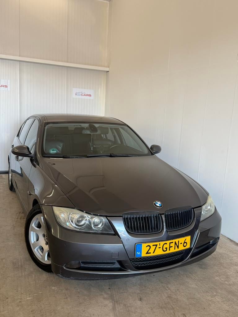 BMW 3-Serie 318i 2.0 | Carplay | Verlaagd | Angel Eyes |, Zwart, Handgeschakeld, 1335 kg, Sedan