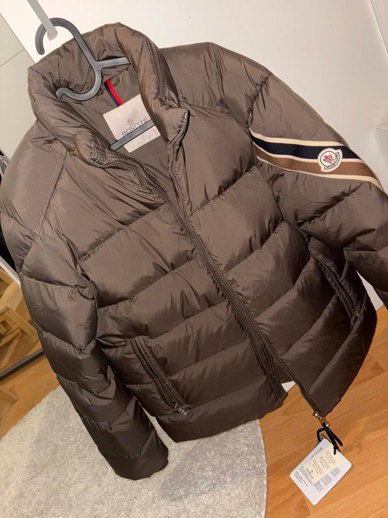 Moncler Solayan Brown, Ophalen of Verzenden, Nieuw, Maat 48/50 (M), Bruin