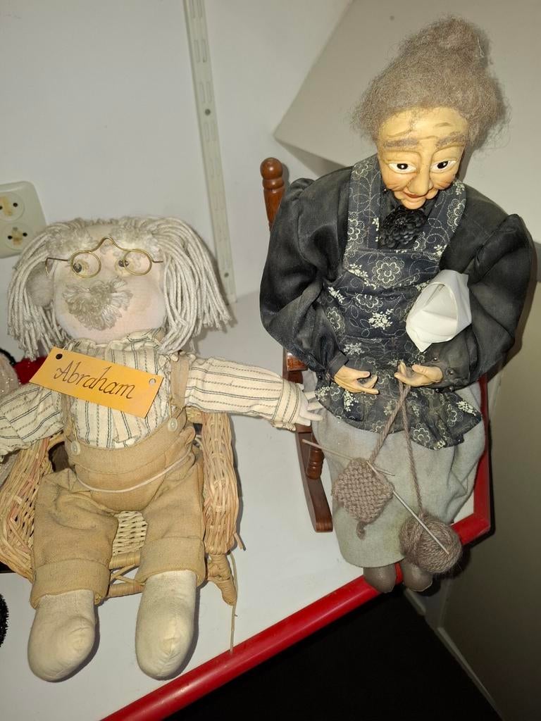 Oude poppen: Abraham en breiende oma, Verzamelen, Poppen, Ophalen of Verzenden, Gebruikt, Pop
