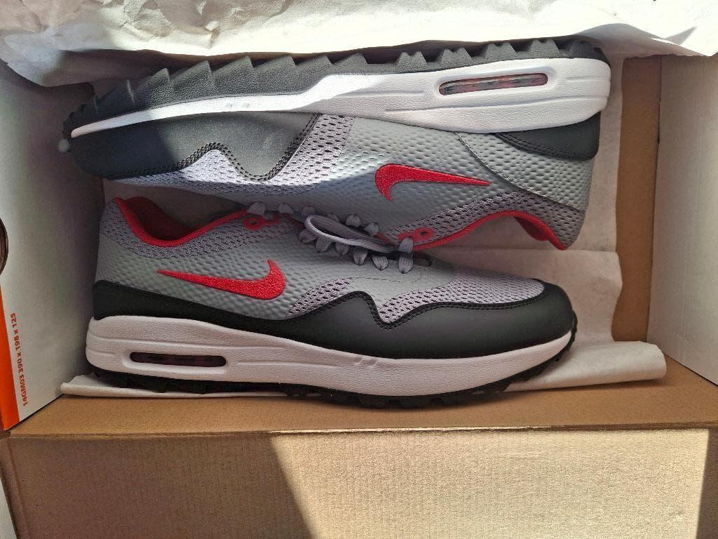 Nike air max 1 G Particle grey / University red - Maat 45, Kleding | Heren, Schoenen, Overige kleuren, Nike, Ophalen of Verzenden