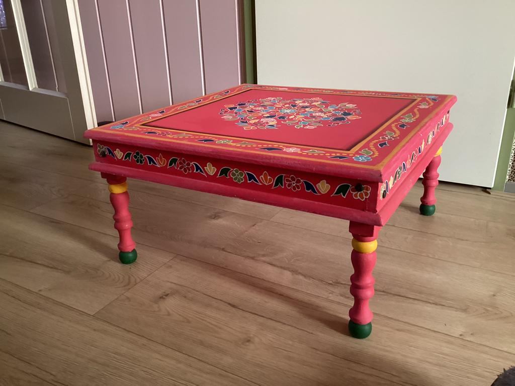 Kleine roze salontafel met beschildering., Ophalen, Gebruikt, 50 tot 100 cm, Vierkant