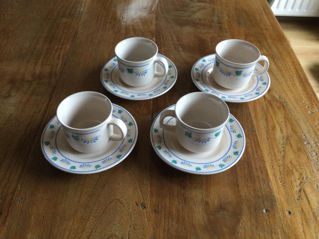 KOP EN SCHOTELS, 4 STUKS,  CRÈME KLEURIG, Ophalen of Verzenden, Zo goed als nieuw, Overige stijlen, Kop(pen) en/of Schotel(s)