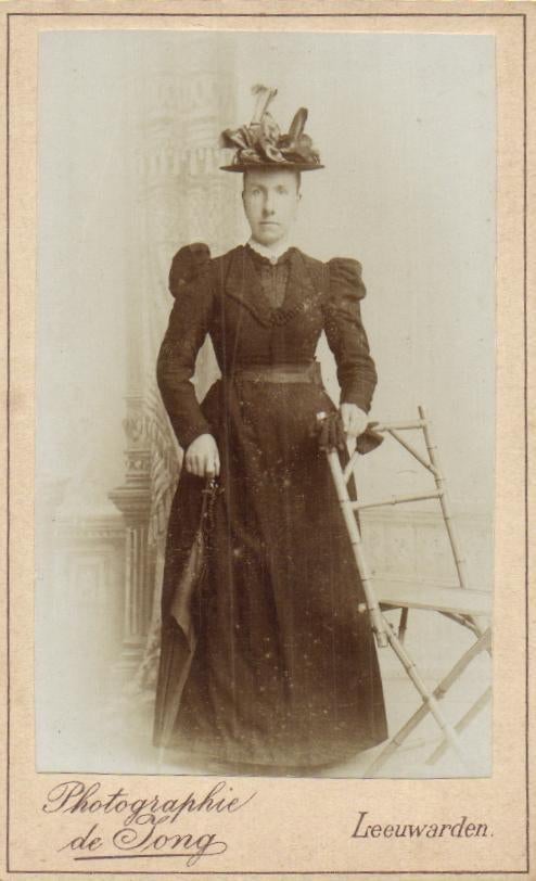 CDV - De Jong - Leeuwarden- Fraaie versierde hoed, Gebruikt, Verzenden, Foto, Klederdracht