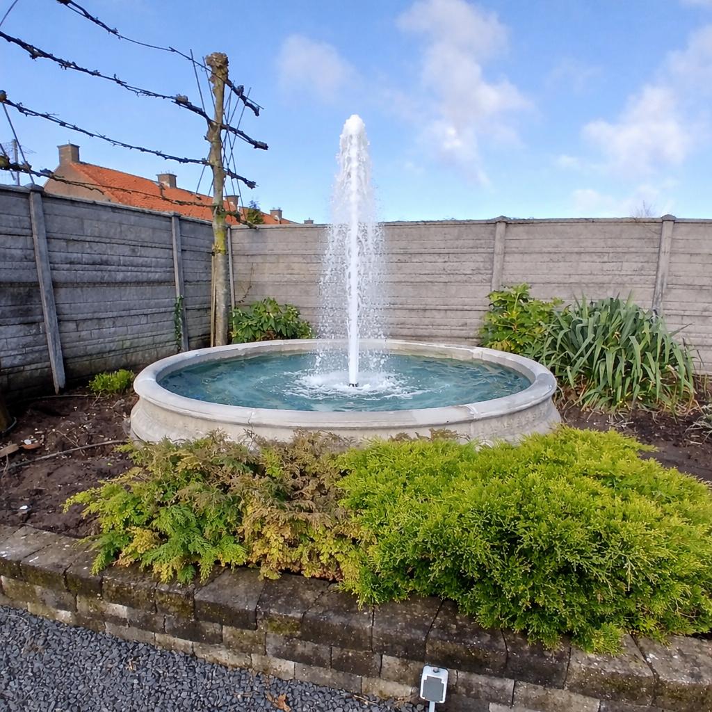 Fontein rand met waterfontein, Ophalen, Nieuw, Beton, Fontein