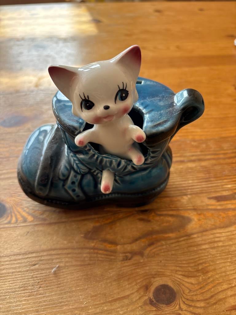 13 cm hoge spaarpot kat in schoen, Ophalen of Verzenden, Zo goed als nieuw, Steen, Aardewerk of Keramiek, Dier