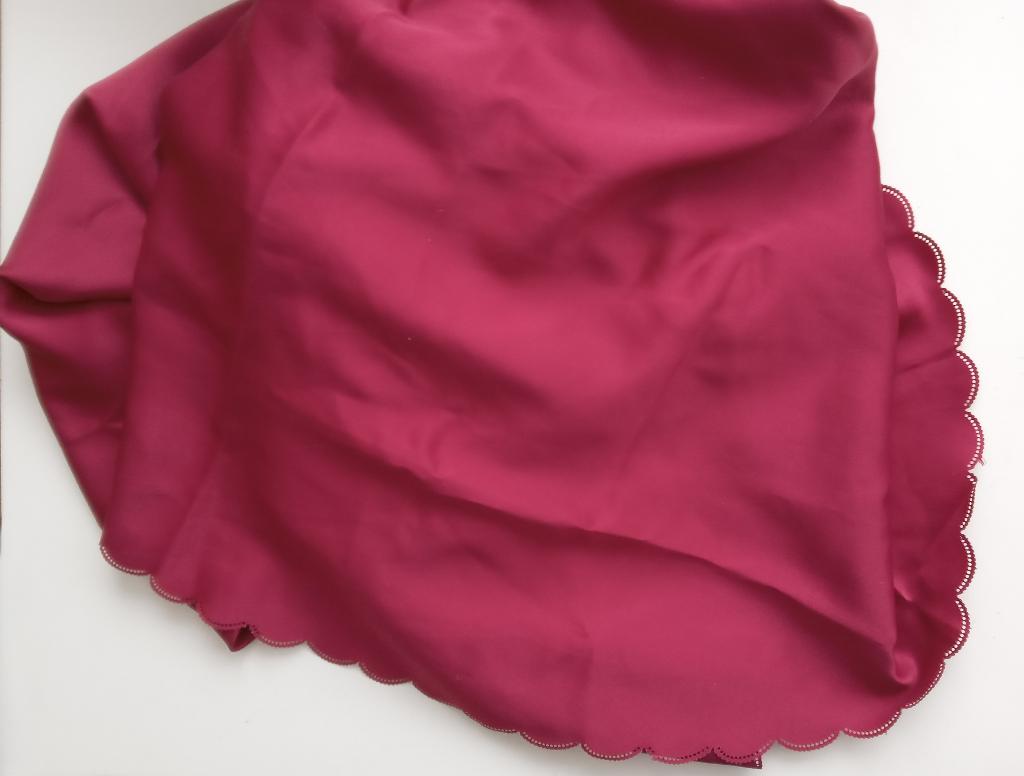 Rood rond satijn tafelkleed met schulprand, Oosterveldweg 15, 7274 DZ, Binnen, Verzenden, Rond