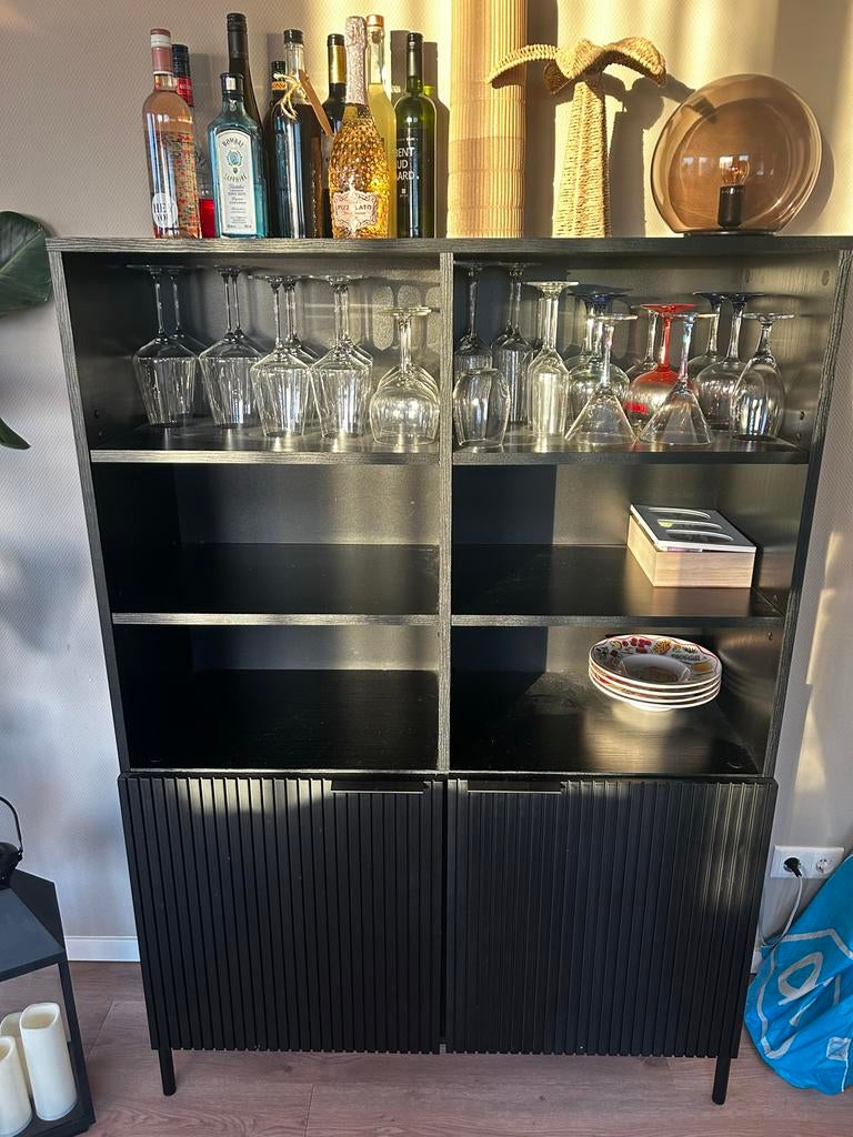 Zwarte kast met deurtjes en open vakken, Ophalen, Zo goed als nieuw