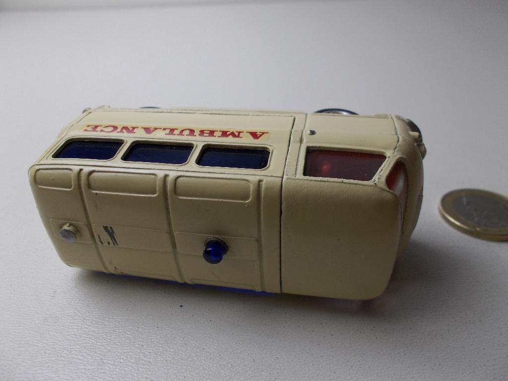 1964 Corgi Toys 463 COMMER 3/4 TON CHASSIS AMBULANCE I.g.st., Ophalen of Verzenden, Gebruikt, Bus of Vrachtwagen, Corgi