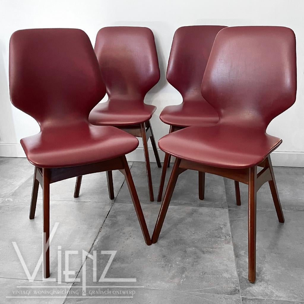 4 vintage Midcentury stoelen, eetkamerstoelen bordeaux rood, Verzamelen, Retro, Huis en Inrichting, Ophalen