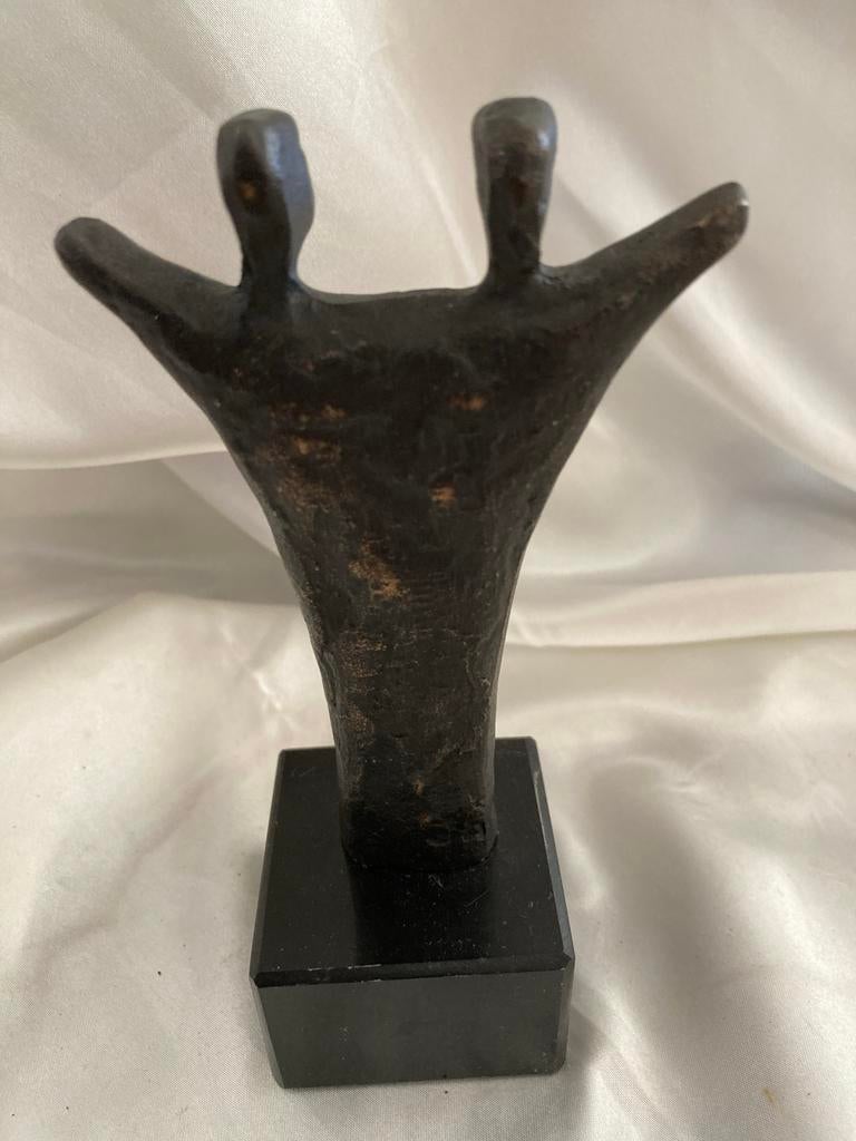 Gesigneerd bronzen beeld Jos Gielen, Compliance Dynamiek, Antiek en Kunst, Groep mensen, Minder dan 20 cm, Ophalen of Verzenden