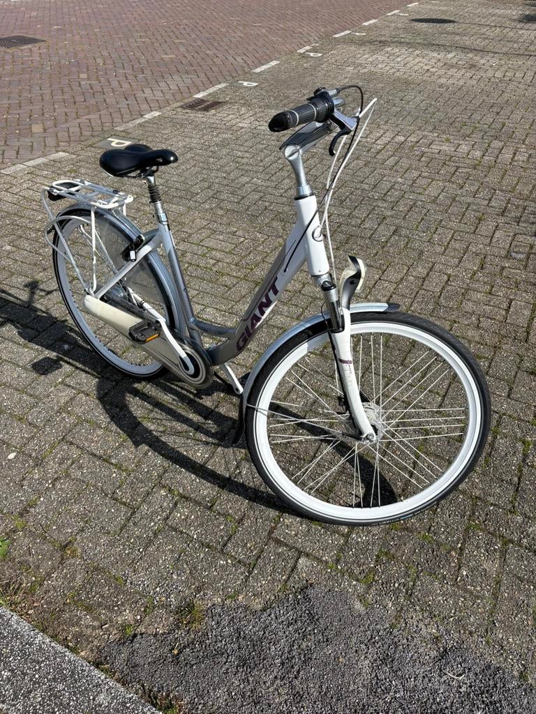Giant damesfiets, Fietsen en Brommers, Fietsen | Dames | Damesfietsen, Ophalen, Versnellingen, Giant, Zo goed als nieuw