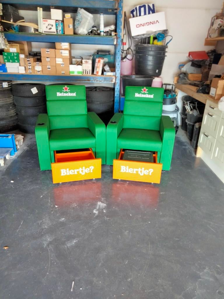 Twee Heineken stoelen met bierlade en bierhouder voor €360., Ophalen, Nieuw, Reclamebord, Plaat of Schild, Heineken