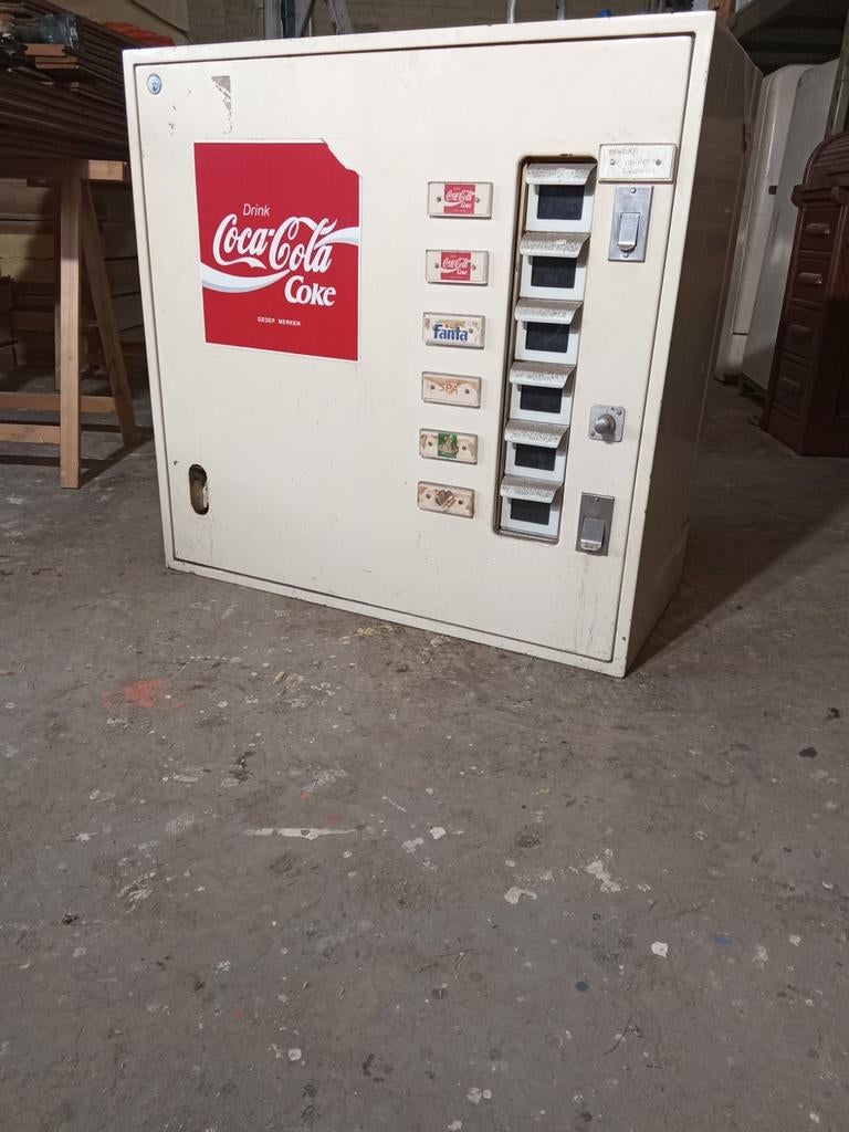 Blikjes koel automaat munten, Ophalen