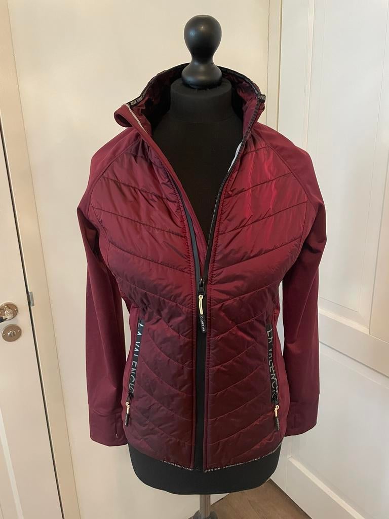 Bordeauxrood vestje van La Valencio maat L (valt als M), Ophalen of Verzenden, Zo goed als nieuw, Dressuur, Bovenkleding