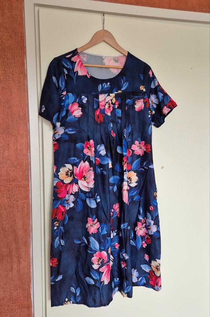 Nieuwe bloemenjurk in maat XL. De okselmaat is 53 cm. Perfec, Blauw, Maat 46/48 (XL) of groter, Nieuw, Ophalen of Verzenden