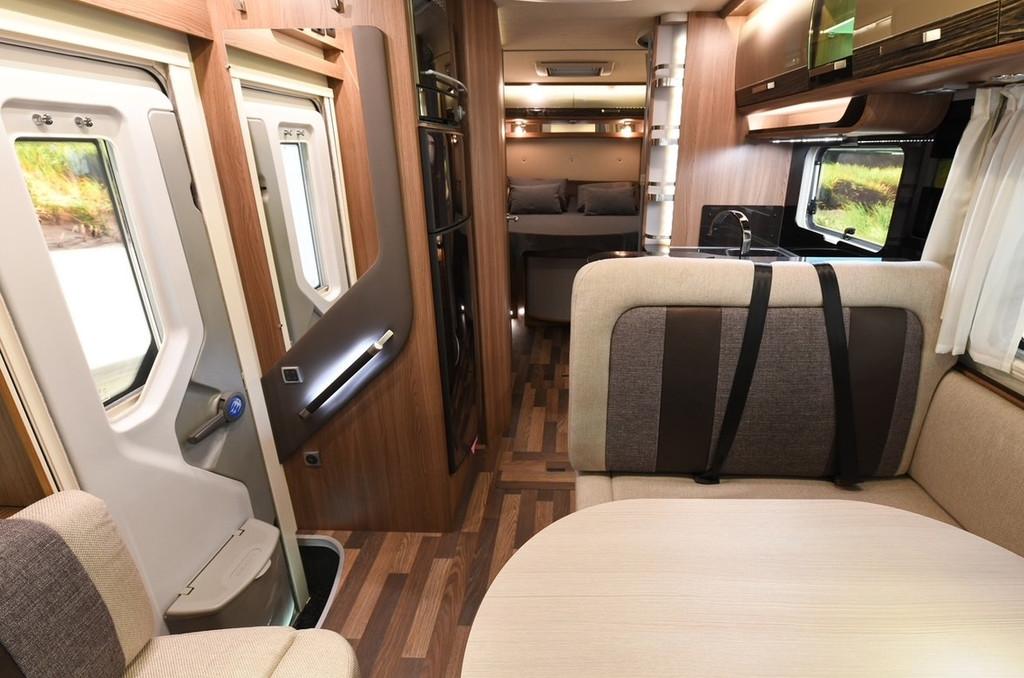 Knaus Sky i Plus 700 LX Queensbed Luchtvering 2x Airco Trekh, Caravans en Kamperen, Campers, Integraal, Buitenlamp, 7 tot 8 meter