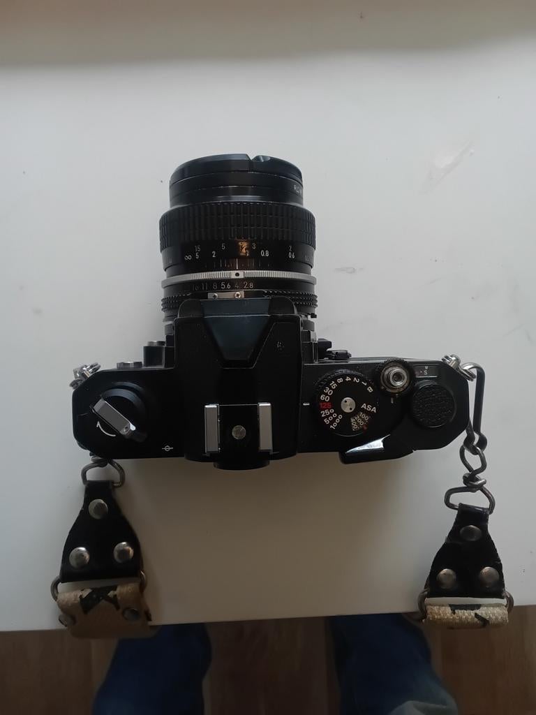 Nikon FM met 35mm f2.8 objectief en 4 fotorolletjes, Audio, Tv en Foto, Fotocamera's Analoog, Ophalen of Verzenden