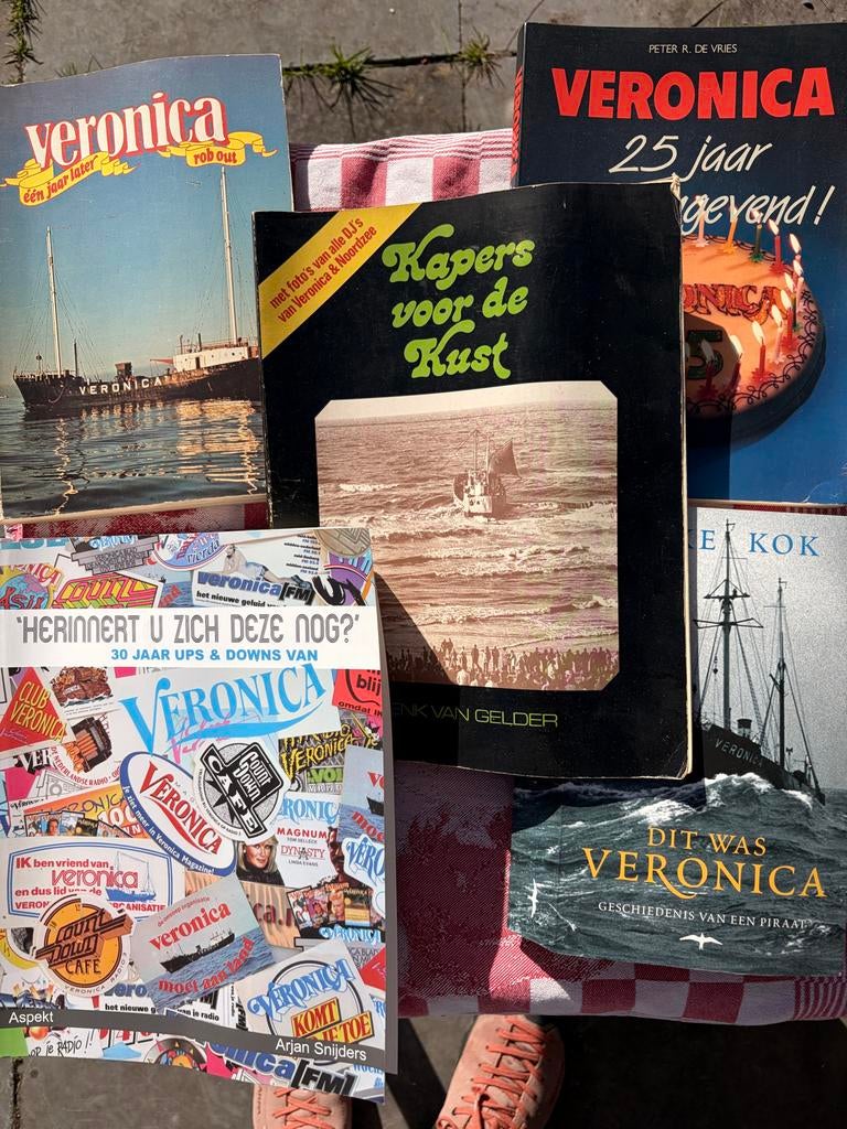 5 boeken over Radio Veronica, Boeken, Tijdschriften en Kranten, Verzenden, Gelezen, Muziek, Film of Tv