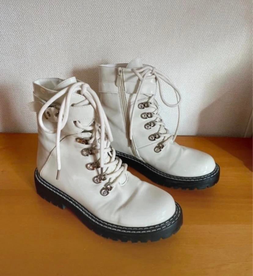 Witte Chelsea boots 'lakleer' look - Maat 39, Wit, Lage of Enkellaarzen, Ophalen of Verzenden, Zo goed als nieuw