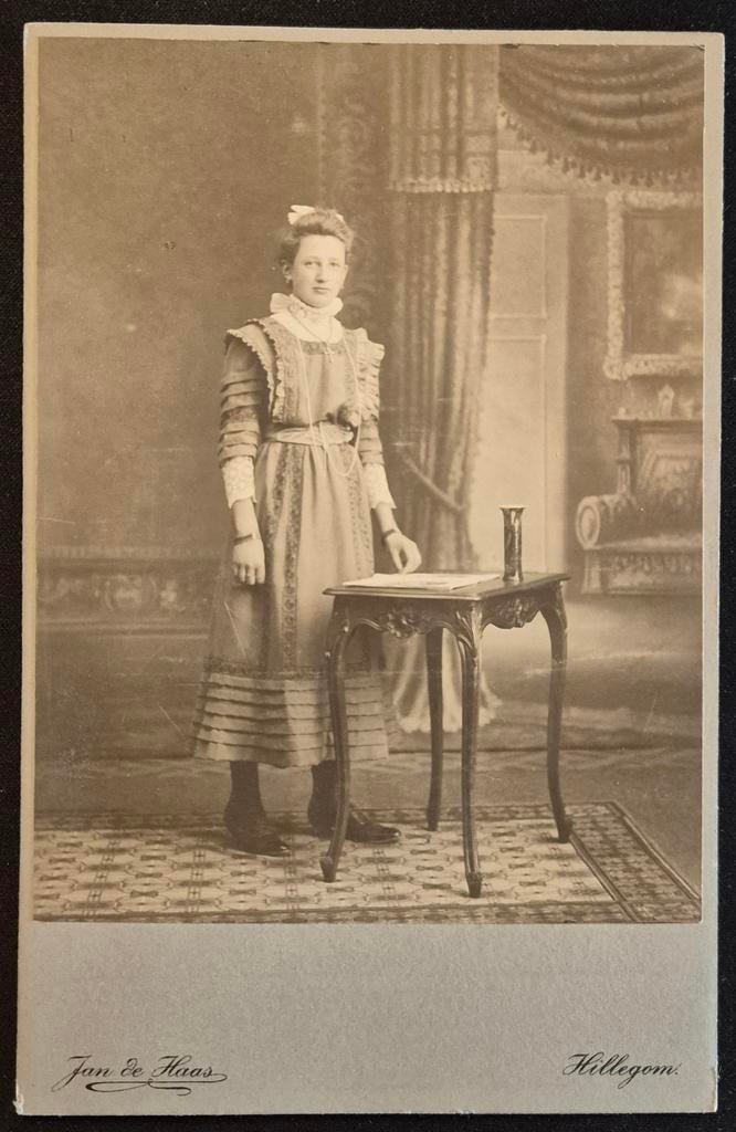 085 cabinet foto jonge vrouw Hillegom fotograaf Jan de Haas, Ophalen of Verzenden, Voor 1940, Zo goed als nieuw