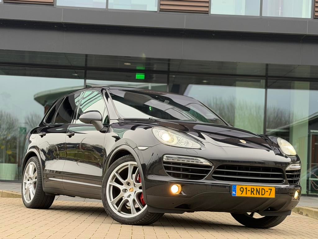 BLACK Porsche Cayenne 3.0 D V6 240PK+ TV’s-2xPano-21”4x4 SUV, Auto's, Automaat, Cayenne, Zwart, 2500 kg