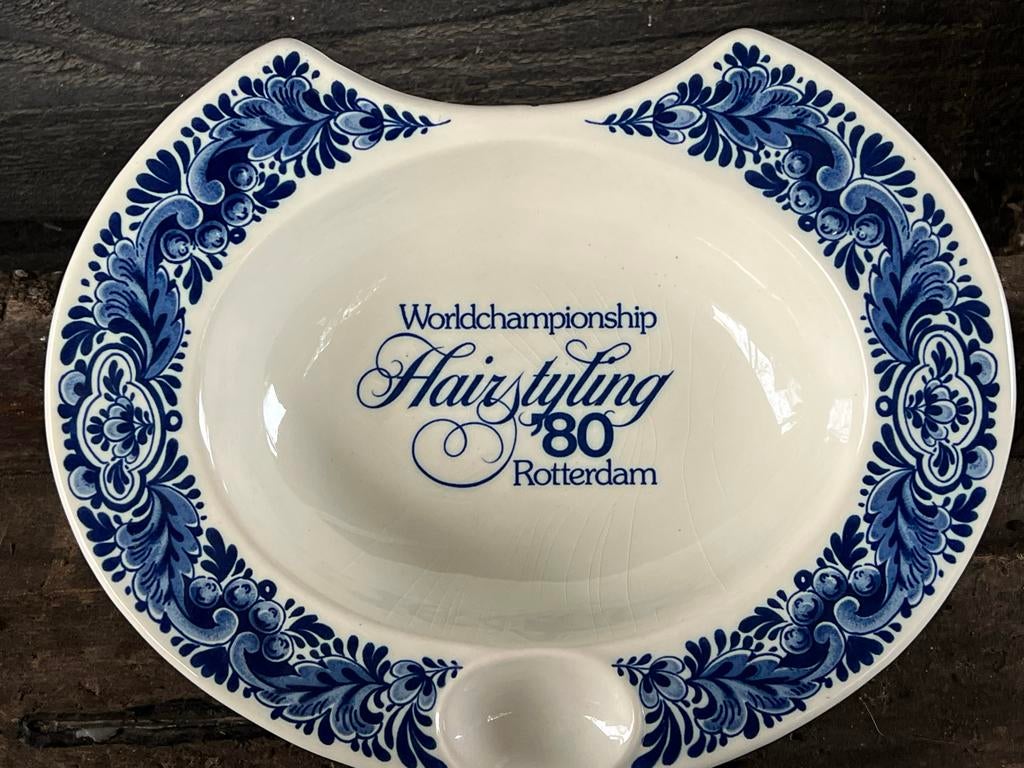 Delfts blauw bord Worldchampionship Hairstyling '80, Verzamelen, Merken en Reclamevoorwerpen, Ophalen of Verzenden, Reclamebord