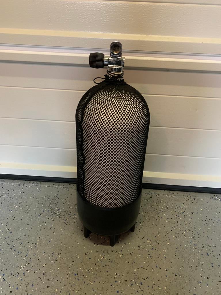 12 liter persluchtfles kort., Watersport en Boten, Duiken, Ophalen of Verzenden, Zo goed als nieuw, Duikfles