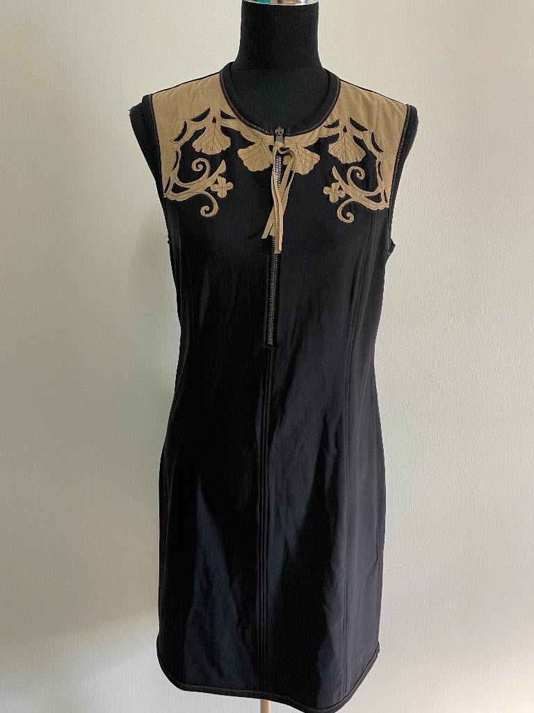 J49 - Zwarte Marc Cain jurk met bruine details mt 4 is 40, Maat 38/40 (M), Zwart, Ophalen of Verzenden, Zo goed als nieuw