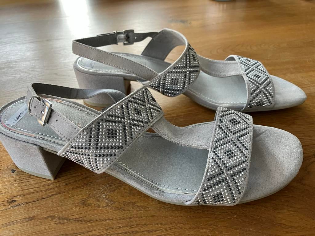 NOVA Sandalen lichtgrijs met versiering maat 40, Kleding | Dames, Schoenen, Ophalen of Verzenden, Nieuw, Grijs, Sandalen of Muiltjes