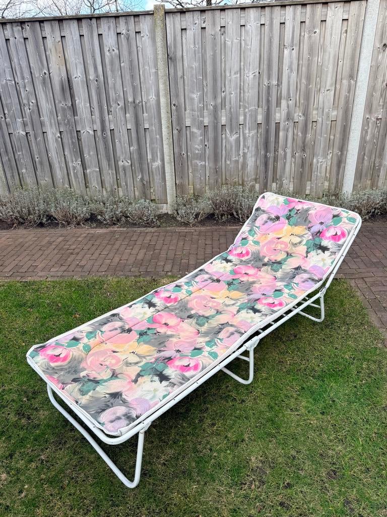 Oude / retro stretcher met bloemetjes design, Tuin en Terras, Ligbedden, Ophalen, Gebruikt, Metaal, Inklapbaar