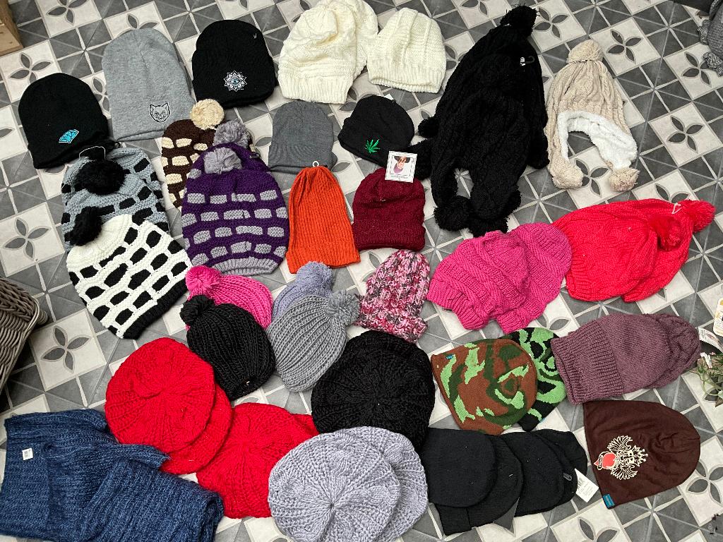restpartij van 50 mutsen en 3 collen, Diversen, Nieuw, Ophalen of Verzenden, Restpartij van 50 mutsen en 3 collen, Emmen