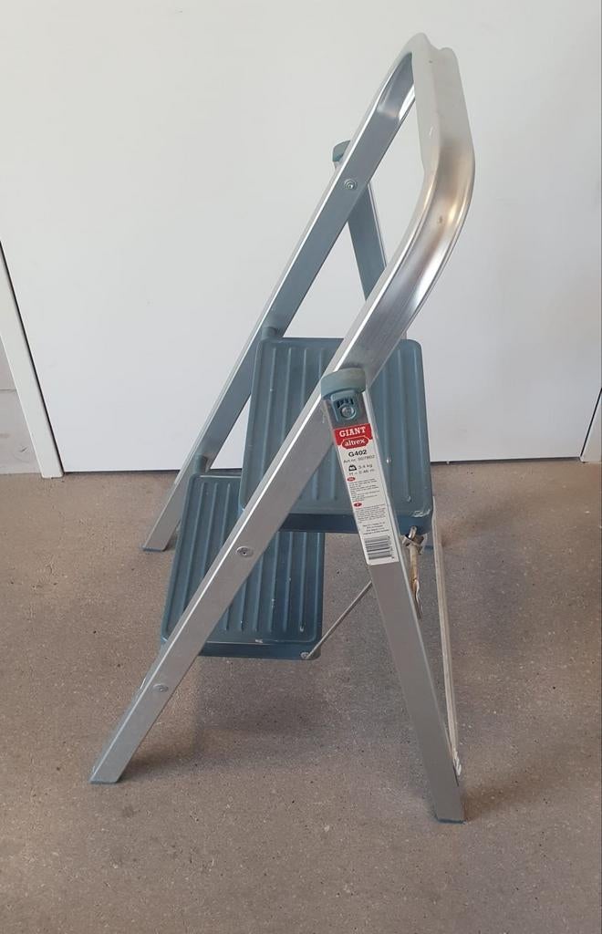 Altrex huishoudtrapje twee treden, Ophalen, Zo goed als nieuw, Minder dan 2 meter