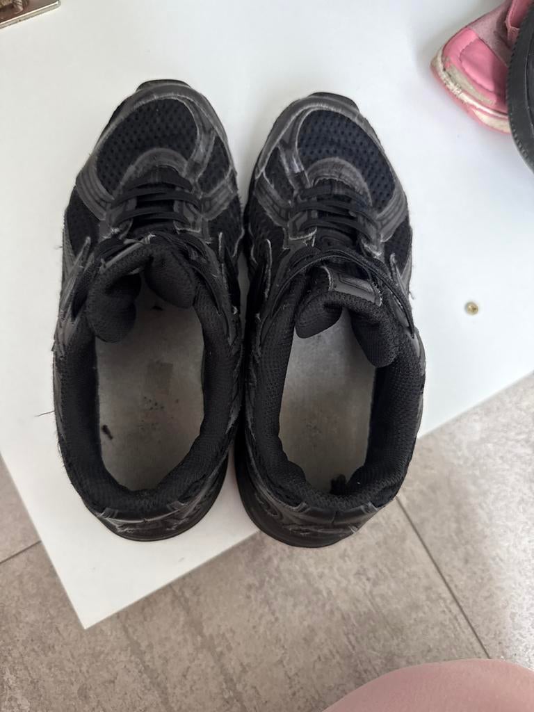 New Balance sportschoenen zwart maat 33.5, Kinderen en Baby's, Ophalen of Verzenden, Gebruikt, Jongen of Meisje, Sportschoenen