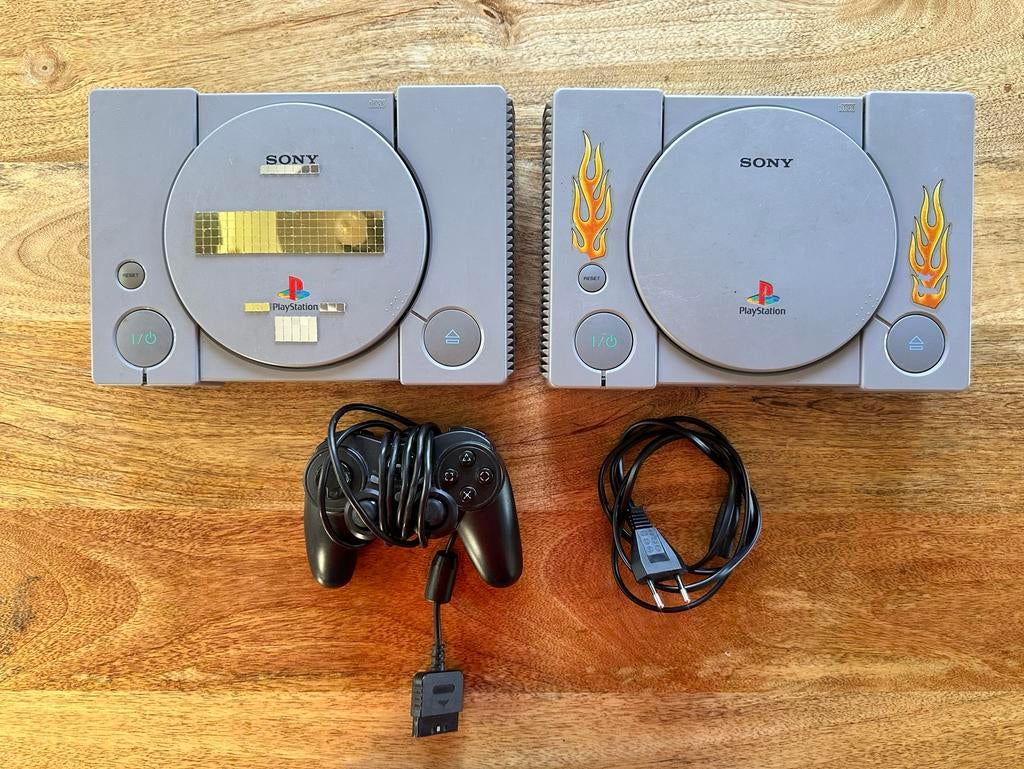 Twee Sony PlayStation 1 consoles (SCPH-5502) met MOD CHIP, Spelcomputers en Games, Spelcomputers | Sony PlayStation 1, Ophalen of Verzenden