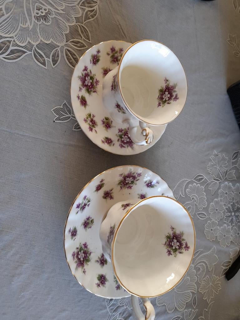 Royal Albert Sweet Violets kop en schotel setje, Gebruikt, Ophalen of Verzenden, Overige stijlen, Kop(pen) en/of Schotel(s)