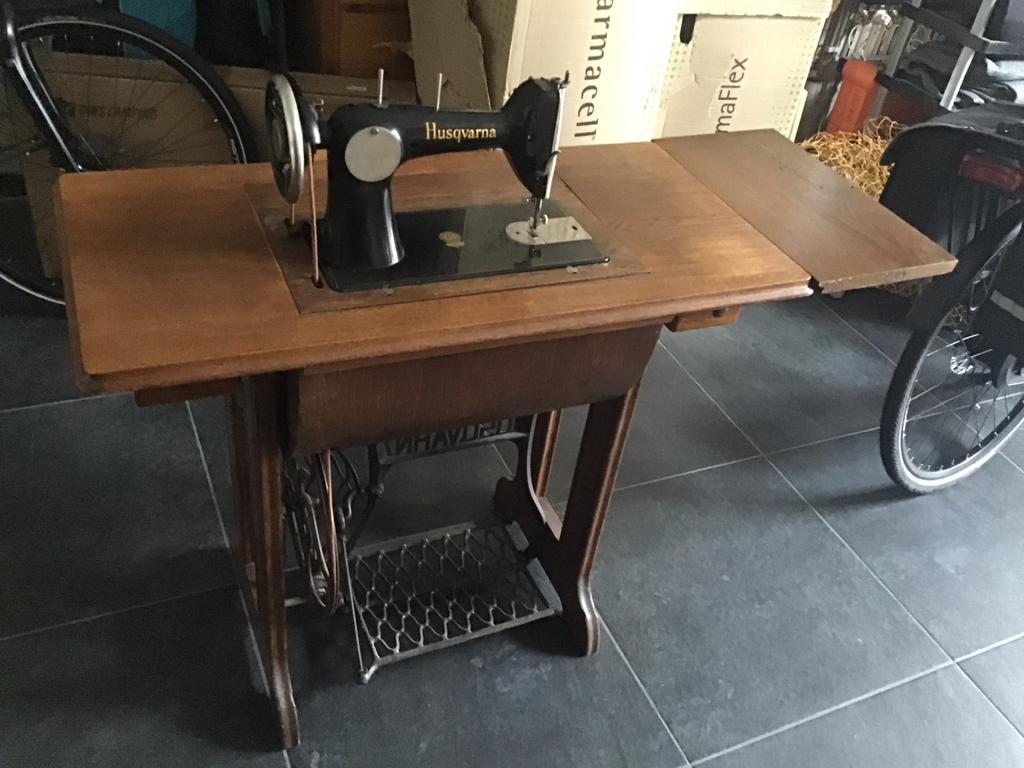 Trap naaimachine HUSQVARNA, Ophalen of Verzenden