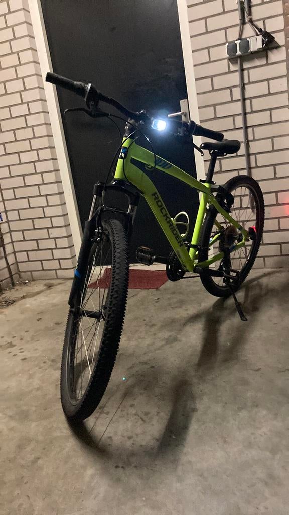 De kleur is geel, merk rockrider, maat is 27,5 inch, Fietsen en Brommers, Fietsen | Mountainbikes en ATB, Overige merken, Gebruikt