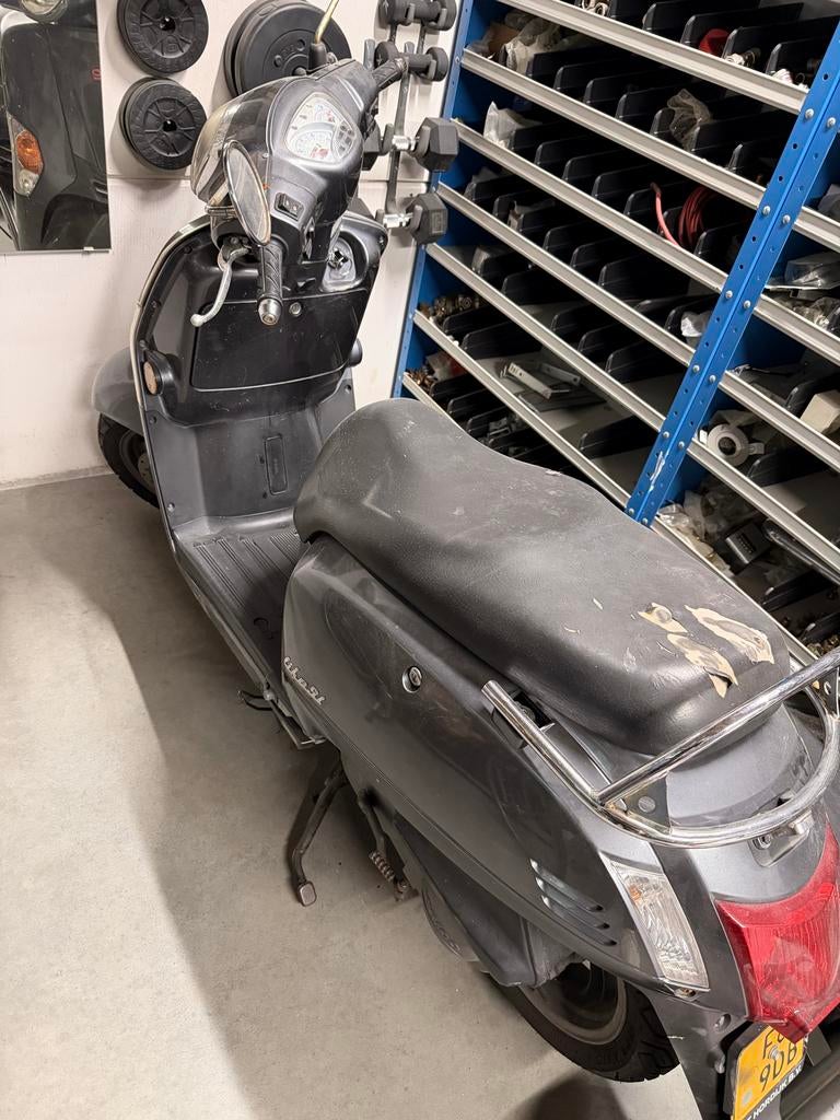 Defecte Kymco bromfiets defect + slot en 2x helm, Fietsen en Brommers, Scooters | Kymco, Gebruikt, Overige modellen, Maximaal 45 km/u