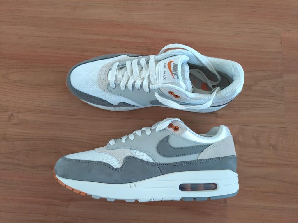 Nike Air Max 1 grijs/wit (Summit White/Flat Pewter)  mt42,5, Wit, Nike, Nieuw, Ophalen of Verzenden