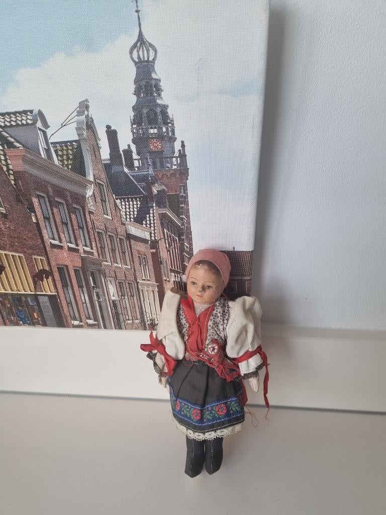 Antieke Pop in traditionele kleding, Ophalen of Verzenden