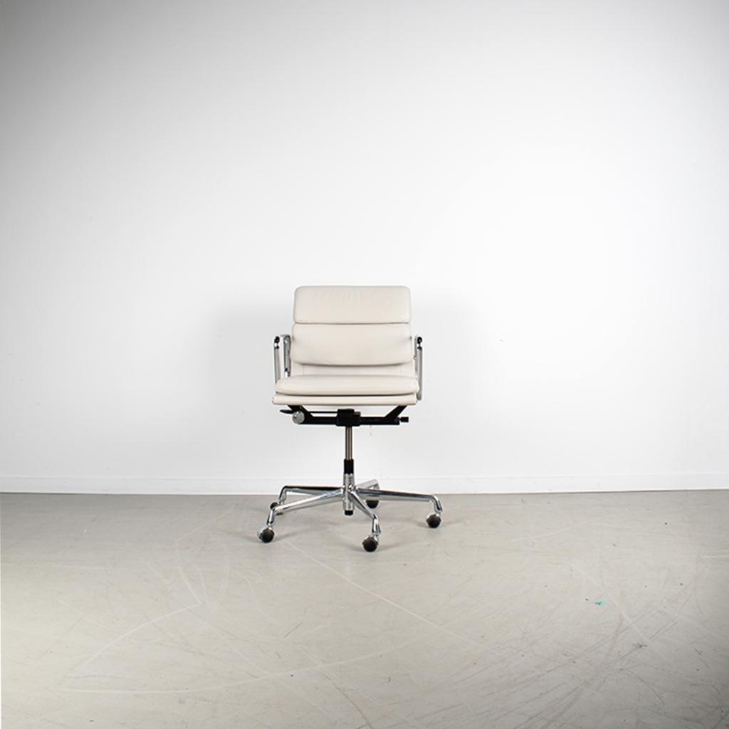 3x Vitra Eames Ea 217 Bureaustoel Softpad Clay – Chroom, Niet ingevuld, Niet ingevuld, Ophalen of Verzenden, Zo goed als nieuw