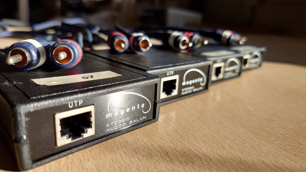 Magenta Stereo Audio Balun - 2 Sets met Kabels, Ophalen of Verzenden, Minder dan 2 meter, Luidsprekerkabel