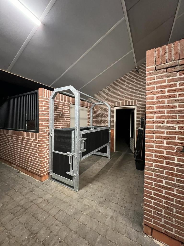 OPVOELBOX/ PAARDENBOX/ STALRAMEN/GROEPSHUISVESTEGING/ RUIVEN